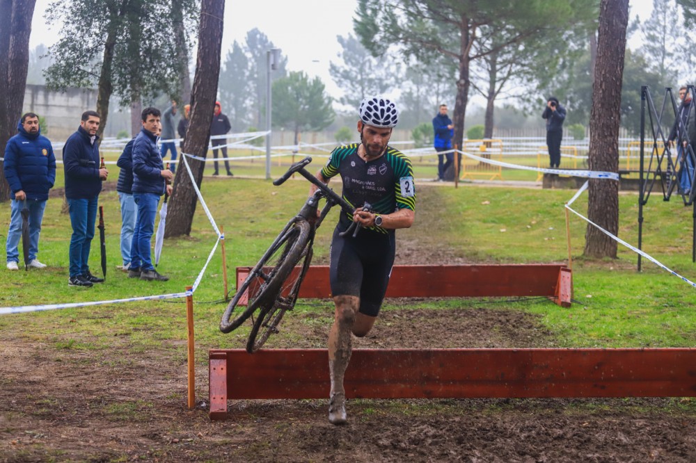 Arranque da poca de ciclocrosse e disputa do ttulo de enduro em destaque